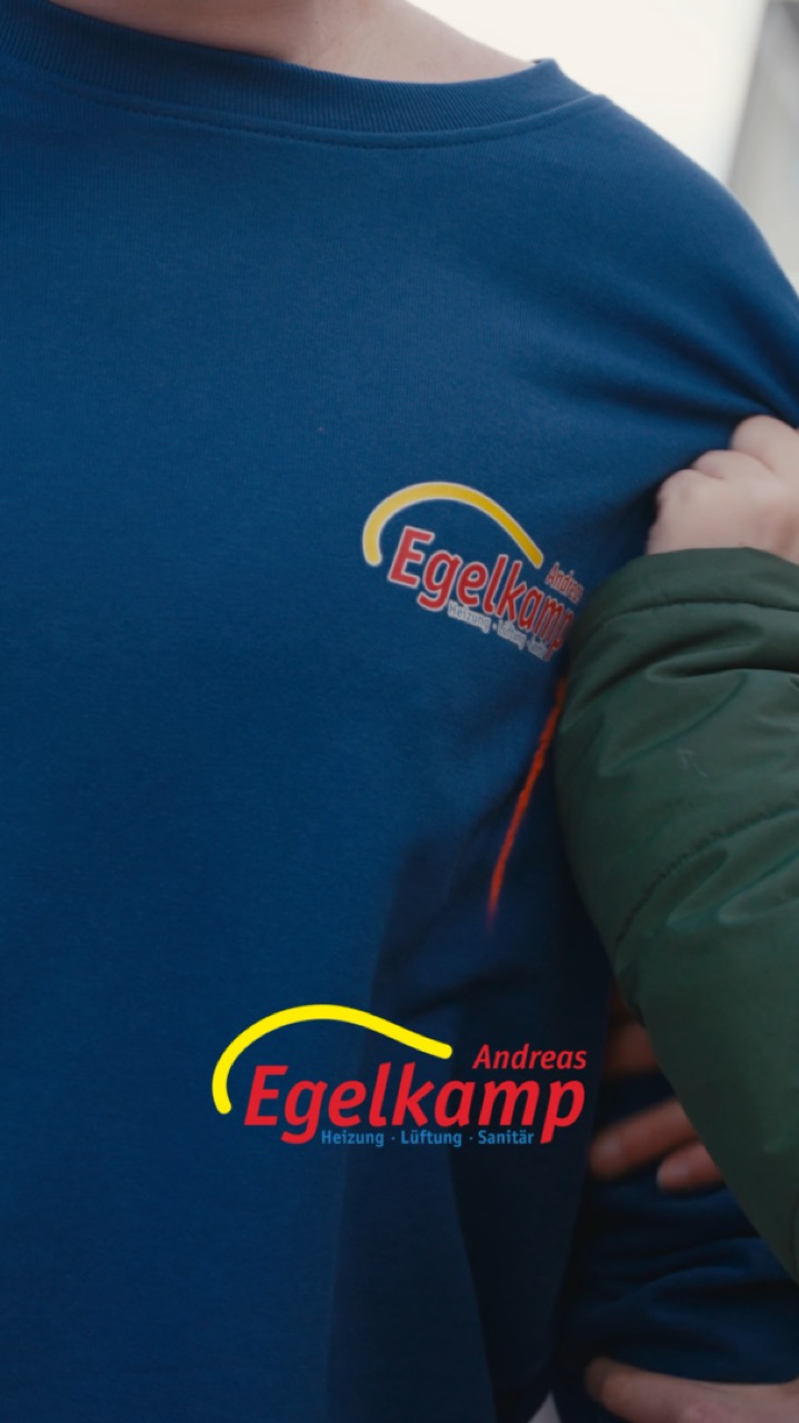 Szene aus dem Recruiting-Spot für Andreas Egelkamp: Mitarbeiter im Firmenpullover