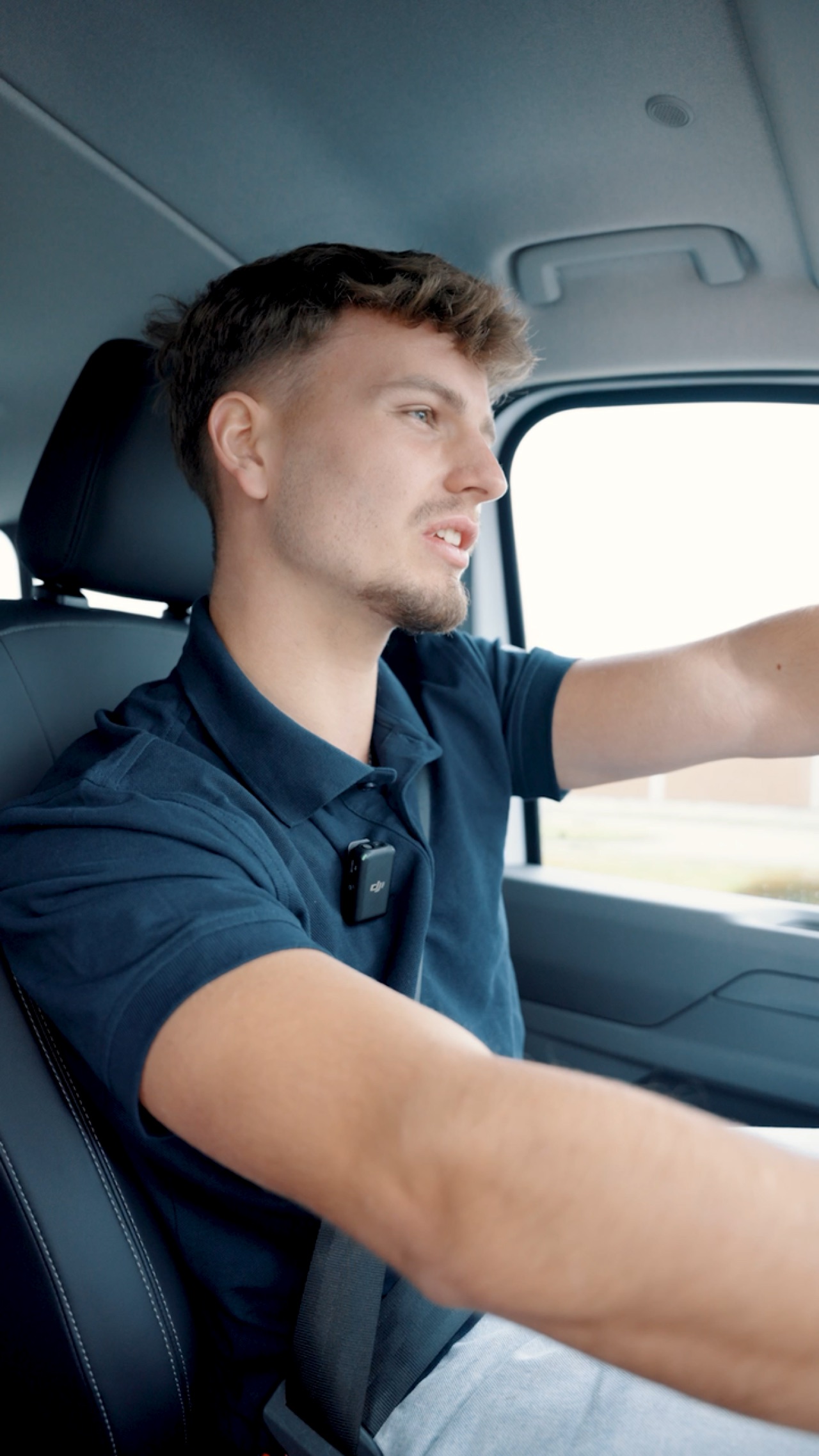 Szene aus dem Recruiting-Spot für Hoffschröer: junger Mitarbeiter im Lieferwagen
